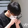 Taeil Eks NCT Membersihkan Kacamata