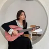 Aruma bermain gitar akustik