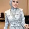 Ira Swara pakai baju siilver