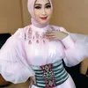 Ira Swara pakai baju pink