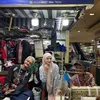 Ayana Moon Kecilkan Baju
