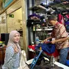 Ayana Moon Kecilkan Baju