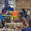Ayana Moon Kecilkan Baju