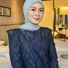 Ayana Moon Kecilkan Baju