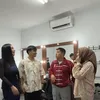 Denada tampil dengan busana nuansa gelap