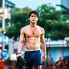 Foto Rizky Billar pamer otot perut.