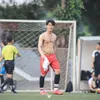 Foto Rizky Billar pamer otot perut.
