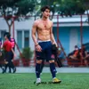 Foto Rizky Billar pamer otot perut.