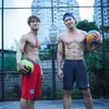 Foto Rizky Billar pamer otot perut.