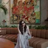Alyssa Daguise Duduk di Sofa