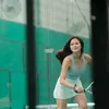 Bella Bonita Semangat Saat Pukul Bola Padel