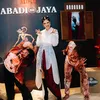 Mikha Tambayong foto bareng zombie