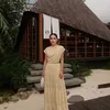 Nicole Parham kenakan gaun berwarna krem