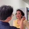 Soimah sedang dimakeup
