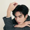 Song Weilong pakai perhiasan mutiara Mikimoto