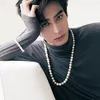 Song Weilong pakai kalung mutiara
