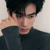 Song Weilong pakai turtleneck dan gelang mutiara