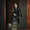Wulan Guritno Pakai Batik Hitam