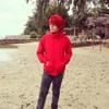 Pesulap Merah pakai hoodie merah di pantai