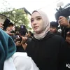 Inara Rusli pakai jilbab krem