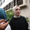 Inara Rusli datang ke kantor polisi