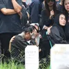 Reza Arap pegang kepala di makam