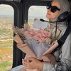 Poppy Bunga bawa buket bunga naik helikopter