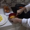 Nella Kharisma buatkan menu sarapan sederhana untuk sang suami berupa telur dadar dan sambal pecel asli Kediri.