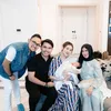 Aaliyah Jenguk Bayi Anak Shandy Juragan