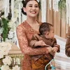 Aaliyah Massaid gendong Baby Arash