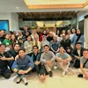 Ahmad Dhani Mulan Ciuman di Foto Keluarga