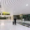 Eby DA5 santai berjalan di bandara.