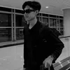 Eby DA5 kenakan kacamata hitam.