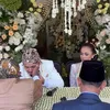 Aska Uyun menikah dengan Yosika