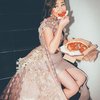 Walaupun sedang memakai gaun cantik, tapi Amanda nggak ragu makan pizza di belakang panggung. Ia pun memamerkan pizza ini lewat akun Instagram pribadinya.