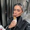 Amanda Rawles makan gelato di italia