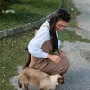 Amanda Rawles pegang kucing di italia