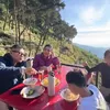 Potret Anang Ashanty Ajak Keluarga Ngopi Cantik di Bukit Sikunir