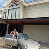Pose ganteng Andre bareng mobil klasik.