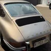 Bagian belakang mobil klasik Porsche.