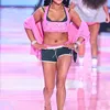 Suni Lee pakai pink di Victoria&#039;s Secret