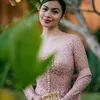 Ariel Tatum Tersenyum Manis