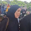 Fitri Tropica dan suami setelah pemakaman Vidi Aldiano
