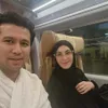 Potret Arumi Bachsin dan Emil Dardak Umrah
