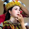 Arumi Bachsin pakai baju dayak