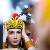 Arumi Bachsin pakai baju dayak