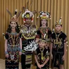 Arumi Bachsin pakai baju dayak