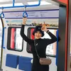 Ashanty berpose cantik saat menaiki transportasi umum.