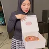 Aurel Membawa Kue Coklat sebagai Kejutan