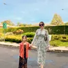 Aura Kasih dan Arabella pakai kebaya
